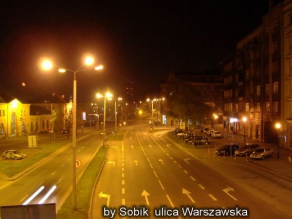 Jedna z głównych ulic w BB_ ul. Warszawska a po lewej dworzec kolejowy