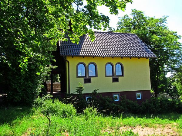 Kaplica cmentarna przy kościele w Piecach