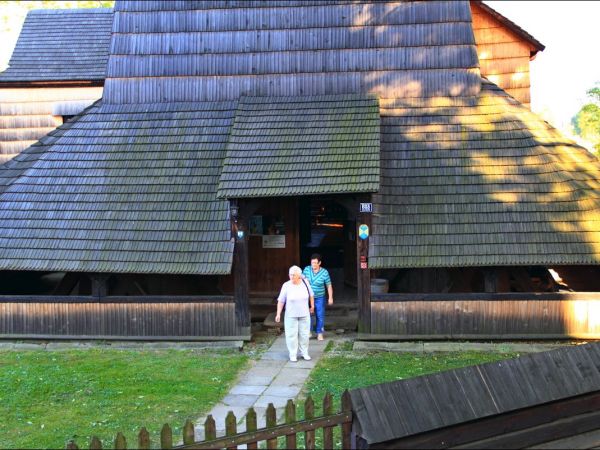Kościół Wniebowzięcia NMP i św. Michała Archanioła . Na  liście światowego dziedzictwa UNESCO . Kościół w Haczowie jest największym gotyckim drewnianym kościołe