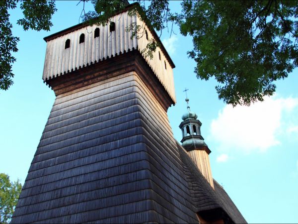 Kościół Wniebowzięcia NMP i św. Michała Archanioła . Na  liście światowego dziedzictwa UNESCO . Kościół w Haczowie jest największym gotyckim drewnianym kościołe