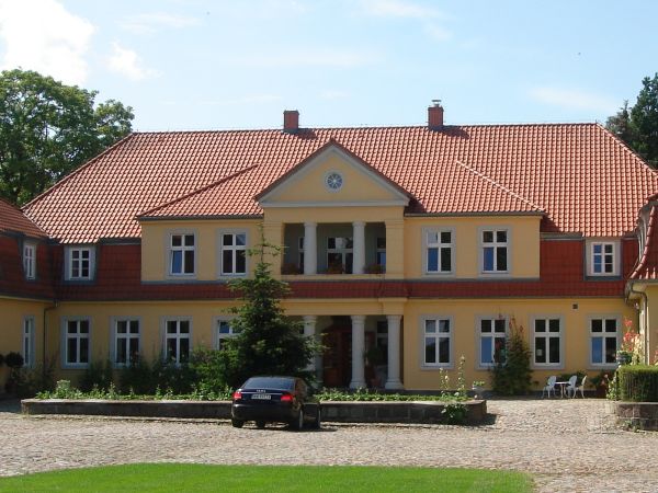 Hotel dwor "Szesc Debow"

http://www.prusewo.pl/