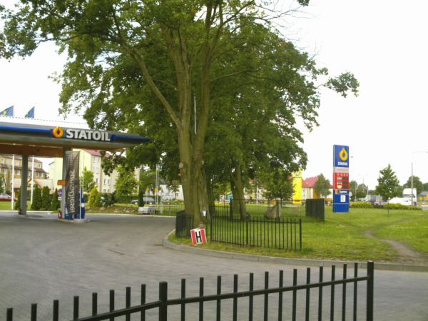 Były Cmentarz Żydowski,obecnie stacja paliw.
Teren cmentarza miał 5000 m2.
Pamiętam resztki macew.
 Oraz koczujących Cyganów na terenie byłego Cmentarza.