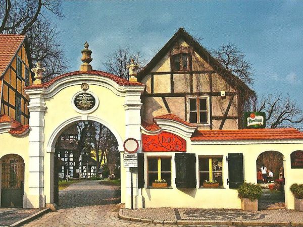 ze zbiorów prywatnych : publikacje promujące - z Centrum Informacji Turystycznej - tu przedstawiona brama do Kościoła Pokoju.