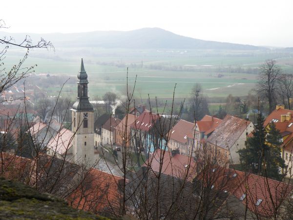 Widok srebrnej góry z byłym kościołem protestanckim obecnie centrum kulturalne