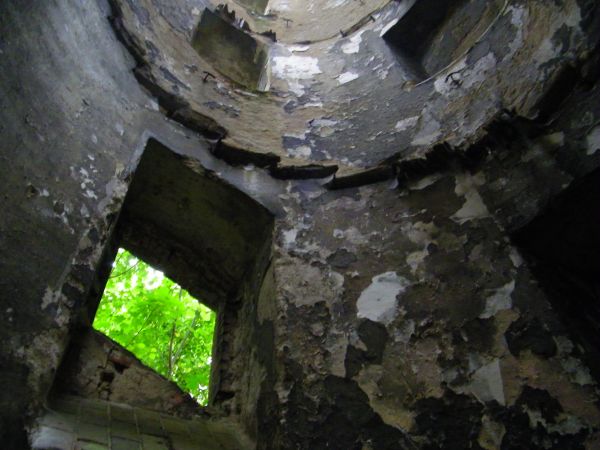 fragment pałacu lub tego co z niego pozostało