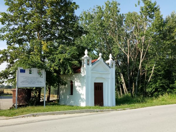 Kapliczka pamiętająca XIX w .Najstarszy zabytek architektoniczny w Brzostkowie. Wewnątrz obraz Matki Bożej Częstochowskiej.