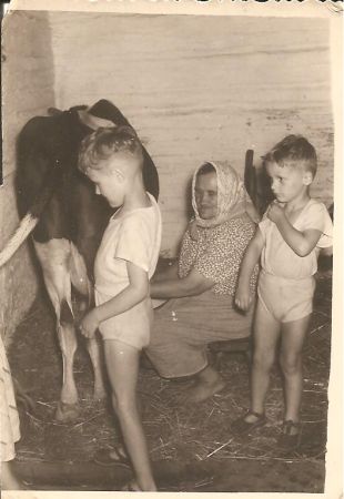 Kiedyś jak przyjeżdżało się na wakacje  do Strzelec Wielkich to wszystko było ciekawe.Strzelce Wielkie koniec lat 50.