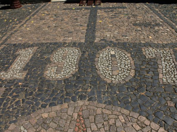 Łopienno, wejście do kościoła.