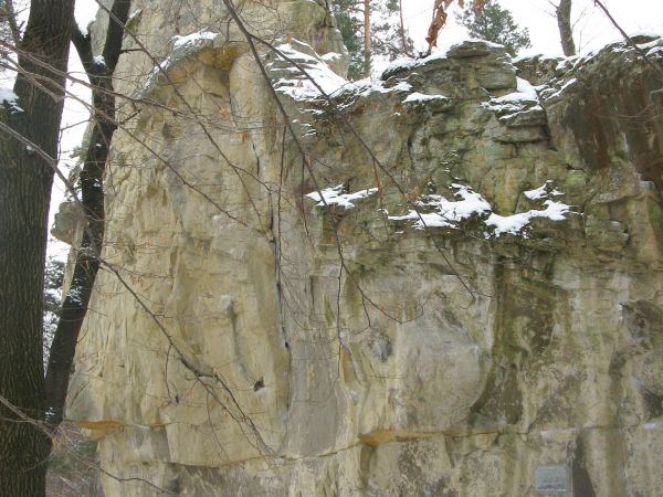 przy pomniku przyrody "Kamień Leski", na nim liczne ślady "mocowania się z naturą" a surowiec cenny był - polecam galerię m. Przybyszów.