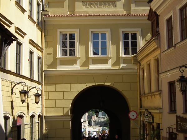 Brama Grodzka - przez wieki zwana była także Bramą Żydowską ponieważ była przejściem pomiędzy Starym Miastem a dzielnicą żydowską.