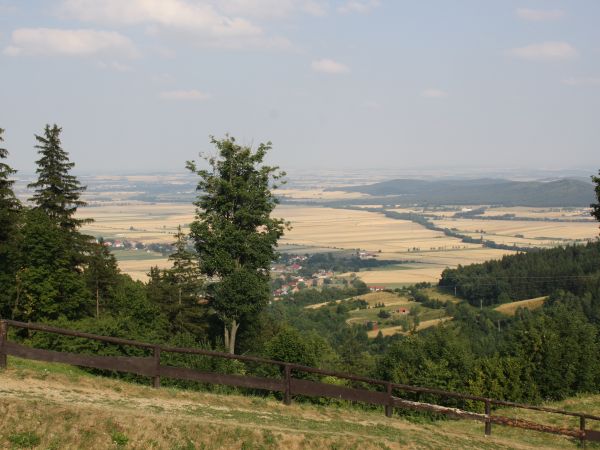 ze wzgórza fortecznego : widok na miasteczko i panorama okolicy.