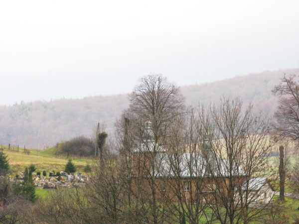 widok na cerkiew i cmentarz.