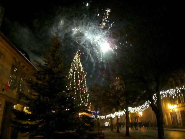 Pokaz sztucznych ogni na rynku przy ratuszu na starym mieście podczas powitania Nowego Roku 2012 przez mieszkańców Reszla podczas nocy sylwestrowej
