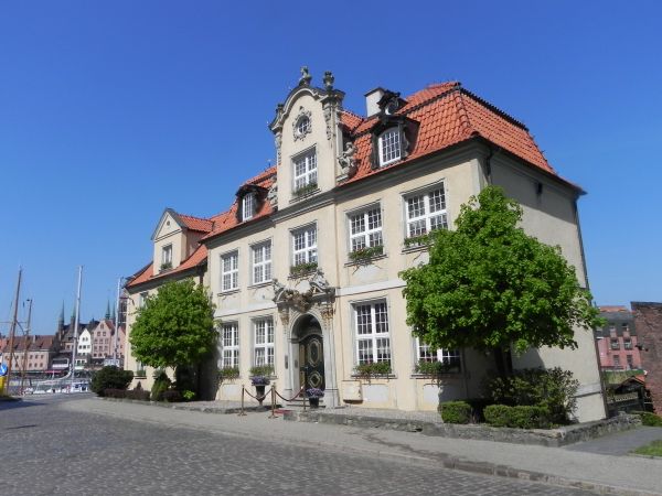 Dom pod Murzynkiem. Budynek powstał w latach 1728-1735[5]. Autorem oraz pierwszym właścicielem był Krzysztof Strzycki, gdański kamieniarz nazywany przez jednego