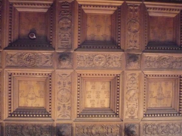 Jeden ze stropów kasetonowy.