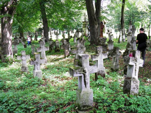 Stary , zabytkowy cmentarz greckokatolicki w Radrużu. Krzyże i figury  nagrobne wykonane przez artystów - kamieniarzy ze Starego Brusna . Wsi tamtej nie ma , lu