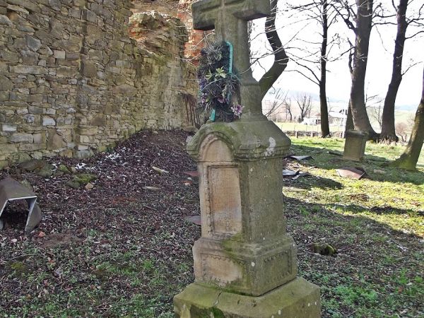 pomnik nagrobny na cmentarzu przycerkiewnym, zadziwia kunszt sztuki kamieniarskiej.