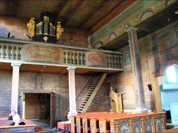 Kościół Wniebowzięcia NMP i św. Michała Archanioła . Na  liście światowego dziedzictwa UNESCO . Kościół w Haczowie jest największym gotyckim drewnianym kościołe