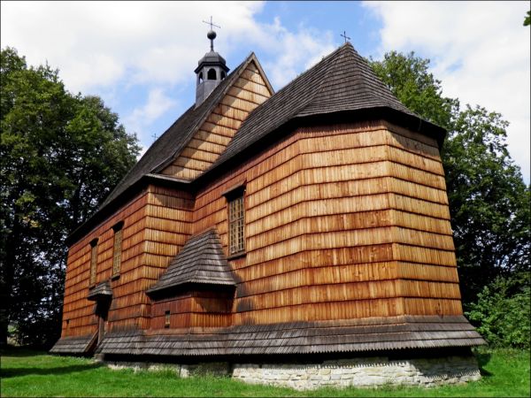 Drewniany , modrzewiowy kościół parafialny p.w. Św. Katarzyny z lat 1760 - 63  fundacji Antoniego Krasickiego . Nieczynny od roku 1961.