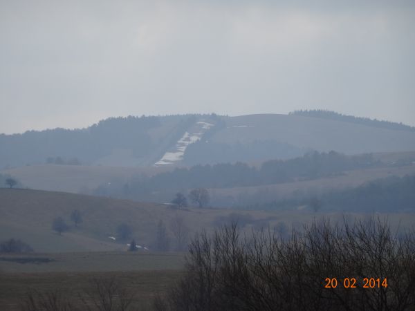 ze wzniesienia ze strony od m. Tokarnia : na zboczu góry - Szerokiego Łanu - lekko zaśnieżonym - wyciąg narciarski w m. Karlików. Warto też wspomnieć, że niektó