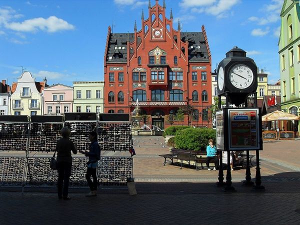 Wizytówka miasta Chojnice, piękny i zadbany Stary Rynek. Aż chce się tam przebywać.