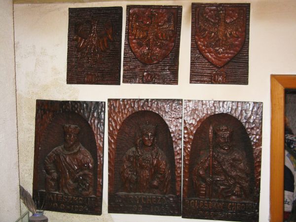 W galerii rzeźby plenerowej "Quo-vadis" Bogusława Iwanowskiego - poczet herbów i królów Polski.