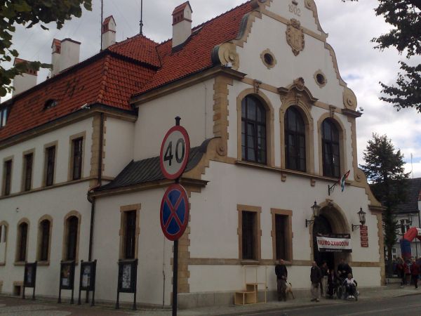 Wybudowany w 1902 roku, jak mówi epitafium zawieszone na szczytowej części fasady. Początkowo była tu siedziba Sądu Okręgowego oraz aresztu. Odnowiony w 2005 ro