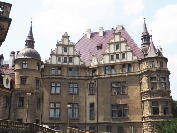 bryła zamku zachwyca detalami architektonicznymi, n/z taras i zejście do zamkowego parku.