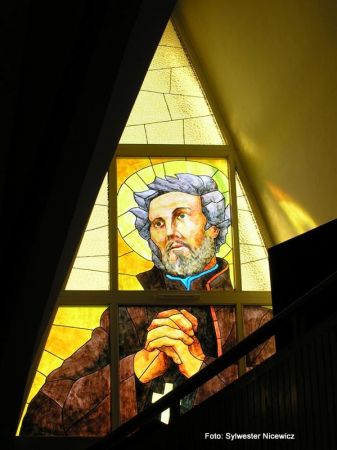 Kozioł. Malowane witraże w oknach w kościele Najświętszego Serca Jezusowego w Koźle