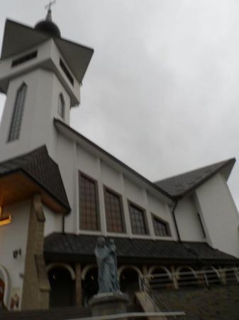 figura Maryjna - przed murami świątyni, kopia Pięknej Madonny z Krużlowej.