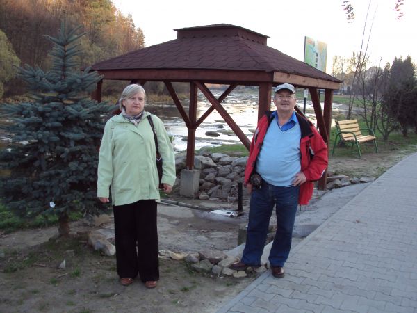 we wrześniu 2013r. oddano kilkusetmetrową ścieżkę rowerową - nad Osławy brzegiem a na zdjęciu: przy pergoli z ujęciem źródlanej wody, chwalonej w okolicy.