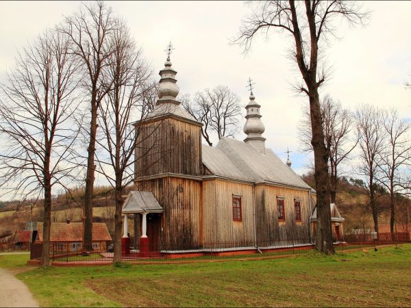 Drewniana parafialna cerkiew greckokatolicka p.w.  św. Jana Chrzciciela w Tyrawie Solnej . Cerkiew została wzniesiona w 1837 r. Po wojnie użytkowana jako kośció