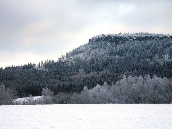 Zima w Pasterce w górach Stołowych. Malutka, malownicza wioska u samego podnóża Szczelińca Wielkiego jest unikalną już oazą ciszy i spokoju zadziwiając przy tym