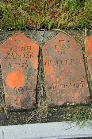 Cmentarz wojenny w Korzenicy. Cmentarz z lat 1915-16. Leżą na nim żołnierze trzech wrogich armi - rosyjskiej , austo-węgierskiej i niemieckiej , którzy zginęli