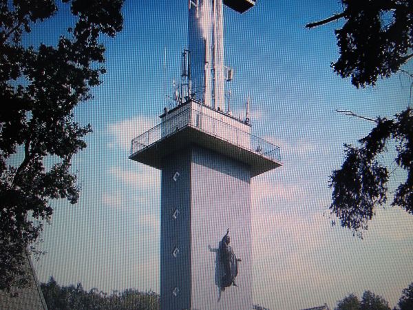 Krzyż z wiezą widokowa na Liwoczu.