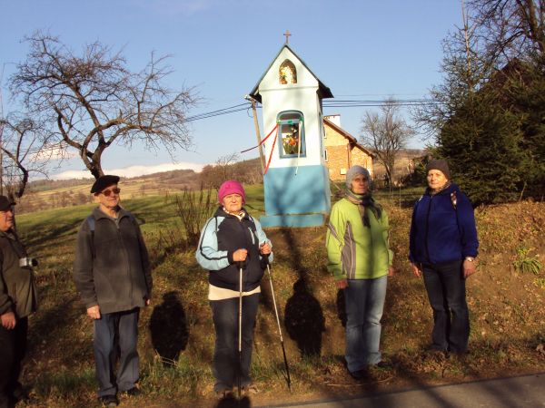przy kapliczce koło dworu /po drugiej stronie ulicy/: rzeźba św. Jana Nepomucena.