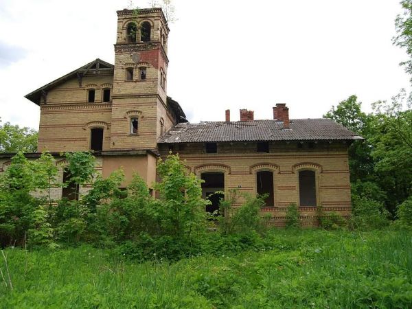 Jeziorno - zniszczony pałac z ok 1800 roku.