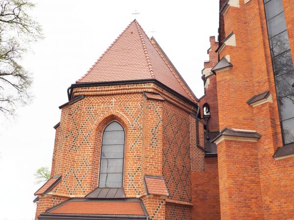 po lewej, z innej cegły : kościół pw. św. Marii Magdaleny - na murach między szkarpami figuralne przedstawienie scen biblijnych, w latach 1911-14 w ramach przeb