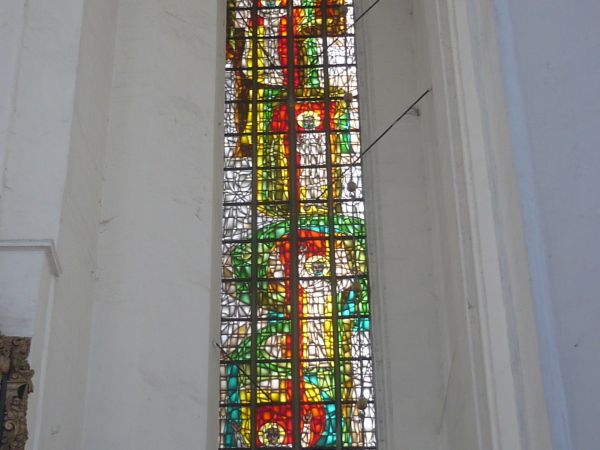 Blasku całości dodają przepiękne gotyckie wysokie ostrołukowe witraże.