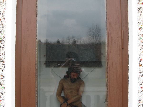 Ubogacenie - uposażenie kapliczki przydomowej. Świadczy i ma służyć ocaleniu od zapomnienia kapliczek i krzyży przydomowych, przydrożnych, które są świadkami hi