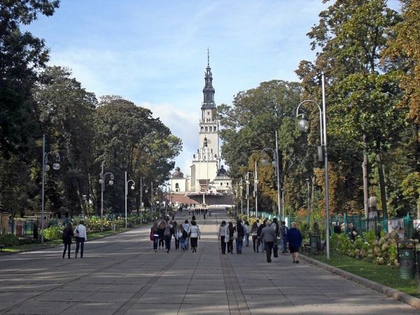 Widok na Jasną Górę wzdłuż Alei Henryka Sienkiewicza