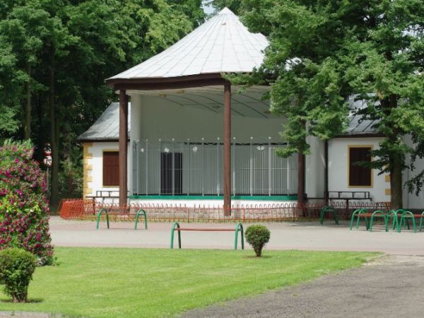 Muszla koncertowa w parku miejskim