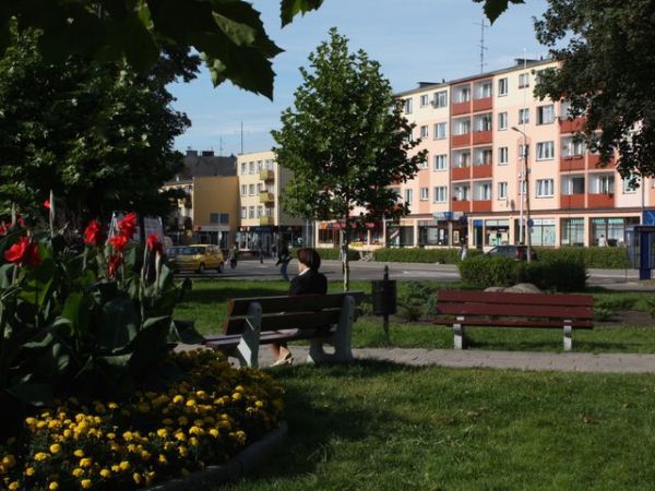 Przy Placu Pokoju. W głębi budynek postawiony jako pierwszy po wojnie.