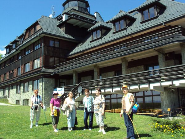 Budynek siedziby Akademickiego Ośrodka Szybowcowego z zapleczem hotelowym - na grzbiecie Słonej Polanki, nieco poniżej 631m npm /zwanej także g. Kamionka/, w Pa