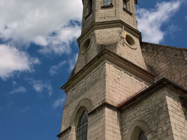 Ostrowce -średniowieczna osada, na zdjęciu wieża kościoła Jana Chrzciciela.