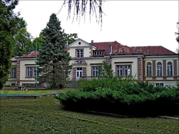 Dwór Szlachecki z końca XIX wieku otoczony parkiem krajobrazowym i stawem. Do 1945 roku należał do rodziny hrabiów Łastowieckich.