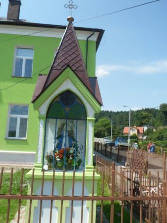 kapliczka z figurą Matki Boskiej, zabytkowa, wzniesiona w XIXw., zadbana, ukwiecona, starannie odnowiona.