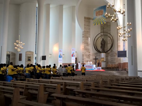 Młodzież z Brazylii   w kościele św.Brata  Alberta  podczas wspaniałych dni katolickiej młodzieży ŚDM.