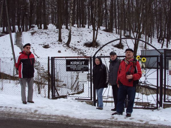 przed bramą: na kirkut prowadzącą. Czy to chasyd, czy zwykły Żyd, każdy po wyjściu z kirkutu musi umyć ręce. W tradycji żydowskiej cmentarz uważany jest za miej