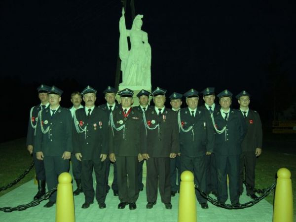 Członkowie OSP Przybówka przed pomnikiem Sw. Floriana po otrzymanych odznaczeniach z okazji 100 lecia naszej jednostki 
Uroczystośc ta odbyła się 24.09.2006 r.